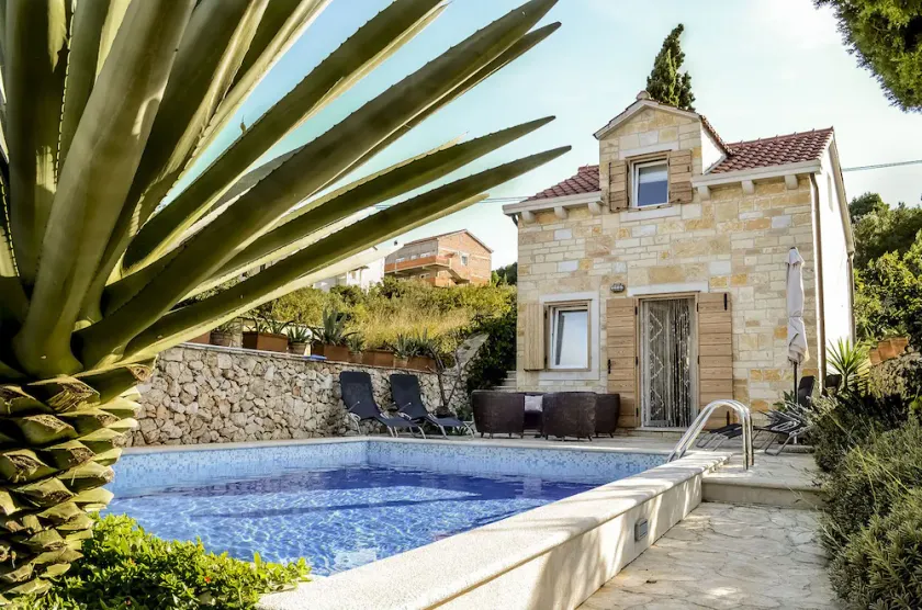 Charmante Villa mit Pool im Herzen von Supetar - Image 1