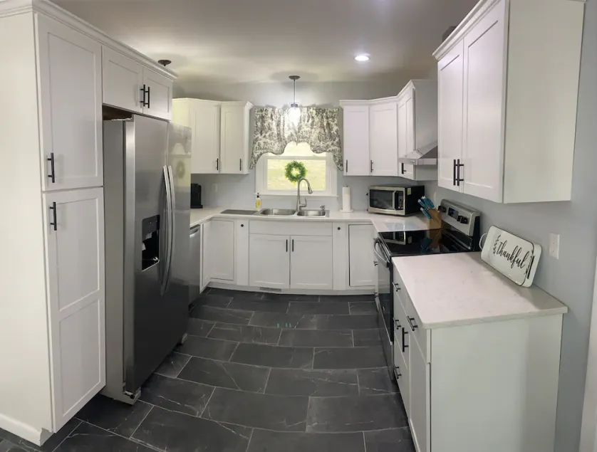 Newly renovated home! One block from Back of the Dragon-Close to downtown Marion - Image 1