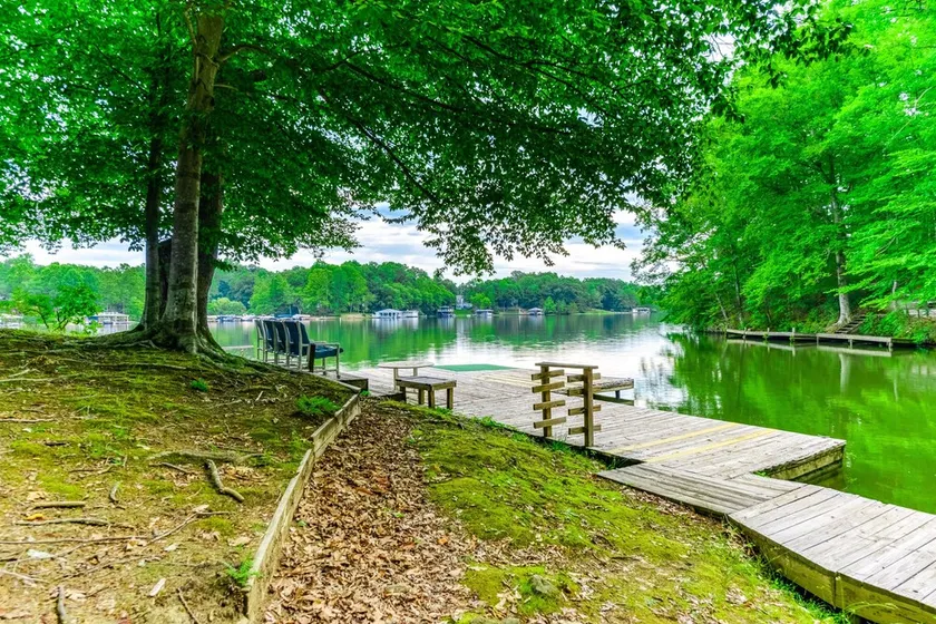 Lakeside log home with a private deck, WiFi, firepit, central AC, & washer/dryer - Image 1