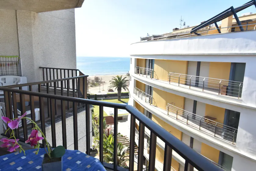 Cozy Studio on the Beach in Roses, Costa Brava! Sleeps 2, Terrace, Air Conditioning. Book now! - Image 1