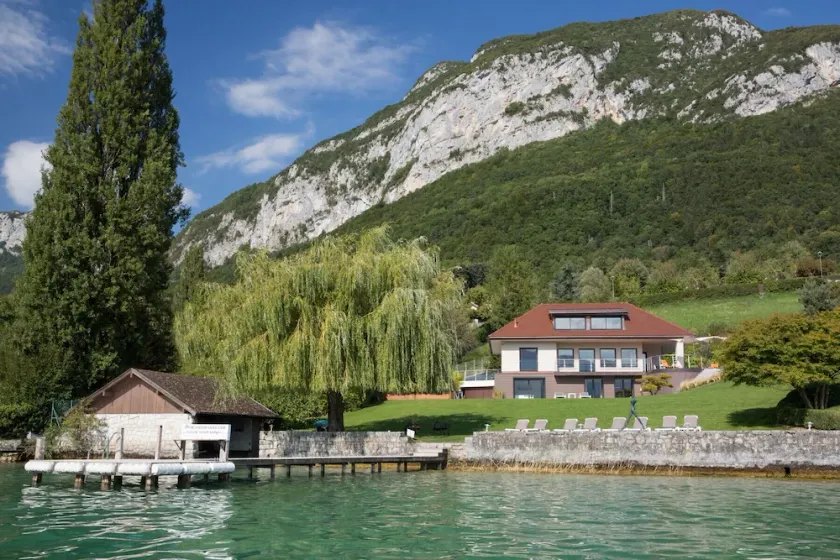 Außergewöhnliche Villa mit bezaubernden Ausblick, private Spa & Pontoon, mit direktem Zugang zum See - Image 1