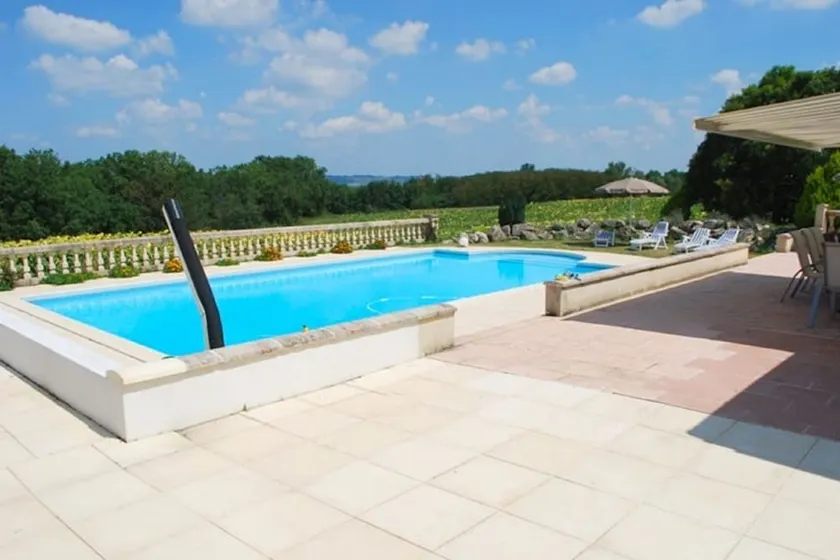 Großes Landhaus voll mit Pool renoviert - Image 1