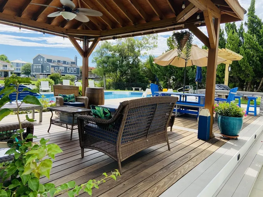 Vacker Waterfront Beach House. Pool, Cabana, Bay Canal & Canoe, Paddle boat. - Image 1