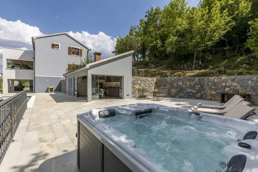 vila posjeduje jacuzzi, saunu s tušem, grijani bazen ..... - Image 1