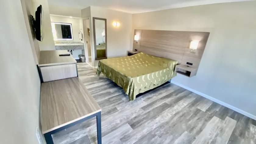 Brentwood Inn & Suites - Image 1