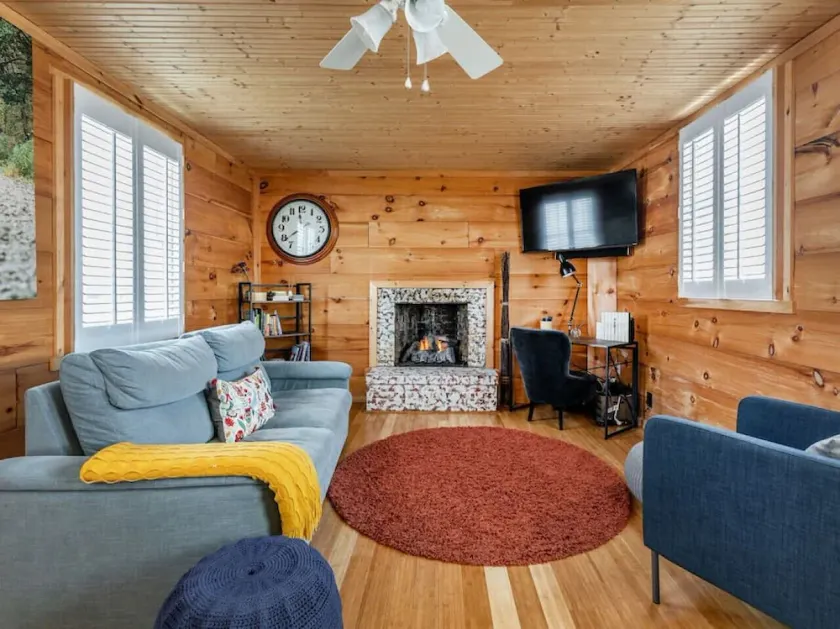 Cozy 2-bedroom Cottage with Access to Bantam Lake - Image 1