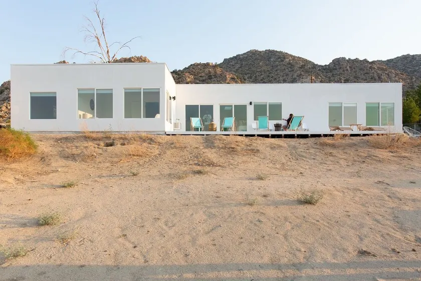 Minimalist desert retreat - Image 1