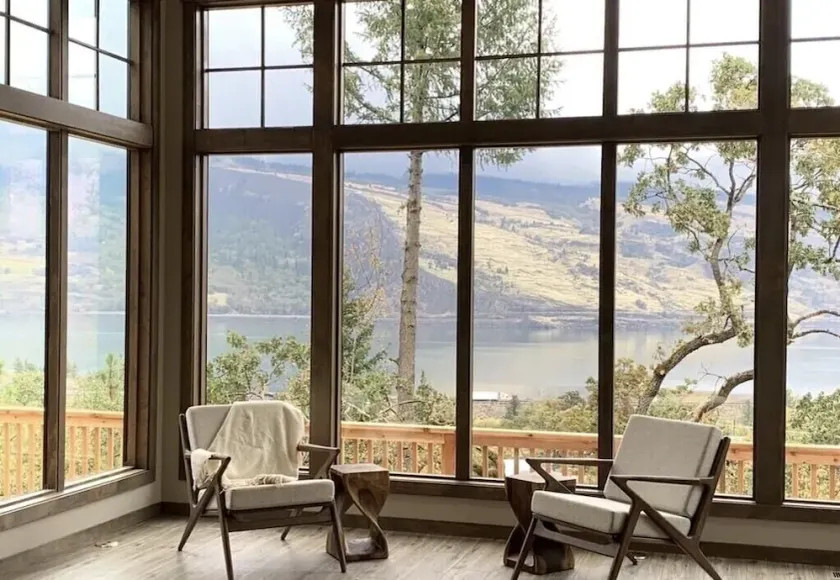 Newly built Mosier Bluff home-3 Bed, 3.5 Bath Spectacular River View and Hot Tub - Image 1