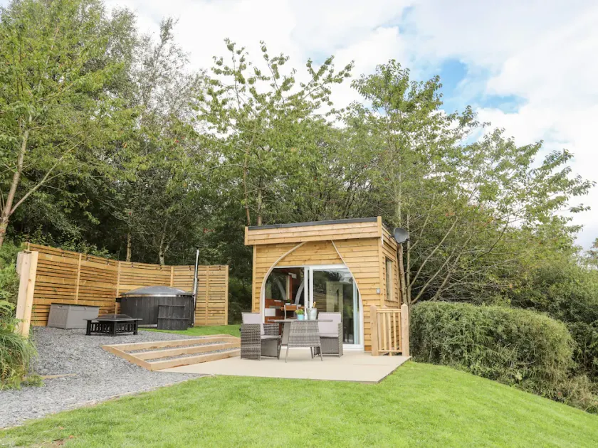WOODLAND POD, pet friendly, country holiday cottage in Corwen - Image 1