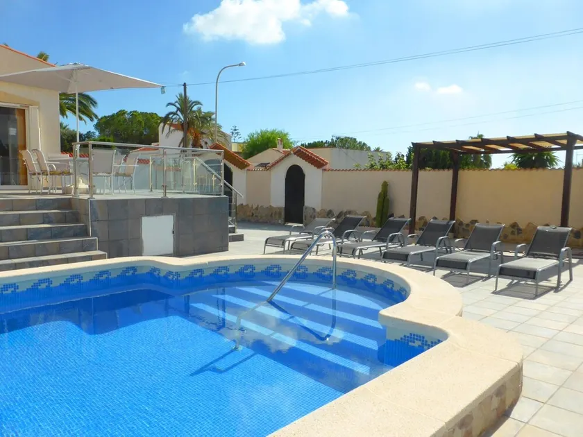 Fritliggende 3 soveværelser 2 badeværelser villa med stor privat swimmingpool - Image 1