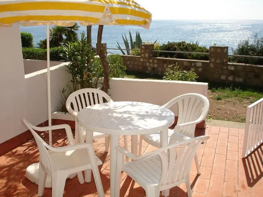 Charmant bungalow en bord de mer avec terrasse, à 50m de la plage \"Cala Llobeta\" - Image 1