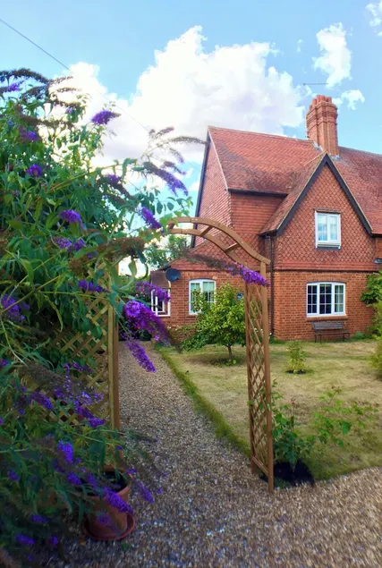 Charming 2-bed cottage in beautiful location - Image 1