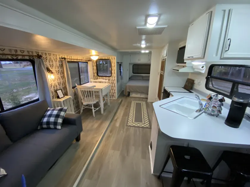 Bright Side Inn - Image 1