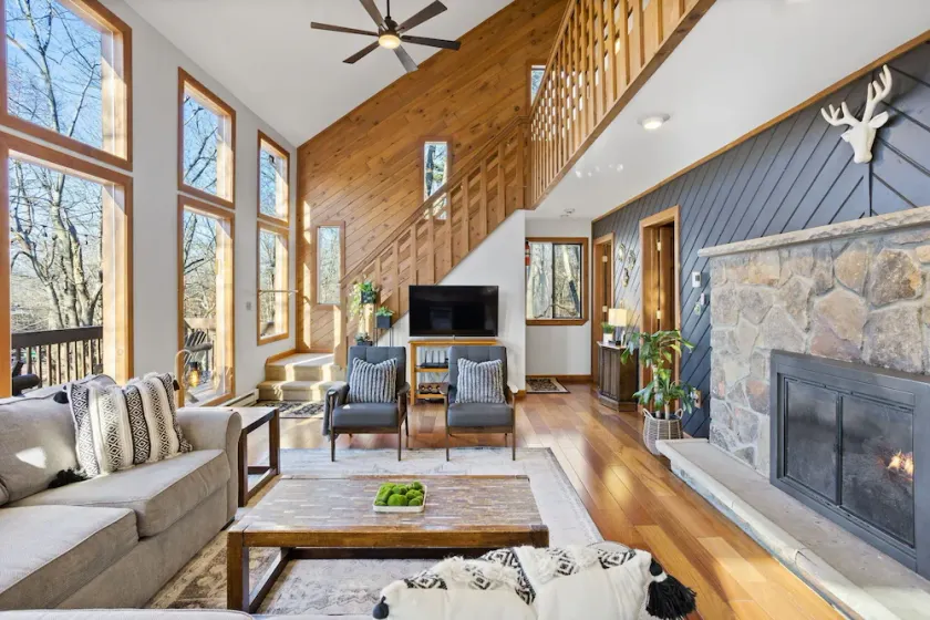 Karaoke!•LUX French Chalet•HotTub•Pool Table•FirePit•Pets•AC•Beach+Lake Access! - Image 1
