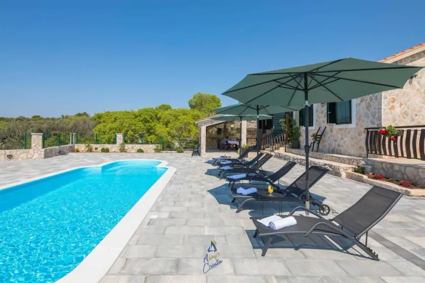 Villa familiale avec piscine proche de la mer et des plages - Image 1