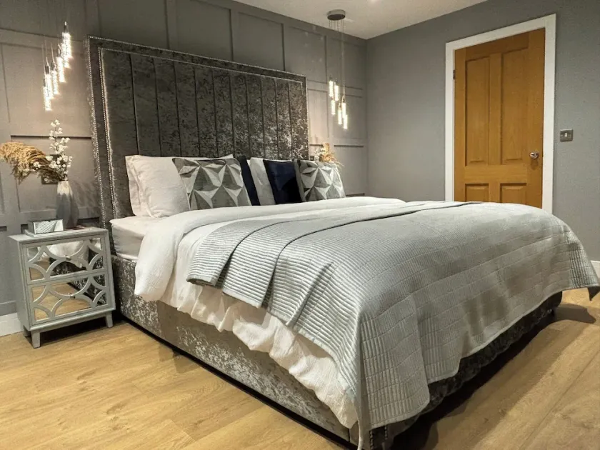 Sheffield-Apartment-Sleeps4-Parking-HotTub - Image 1