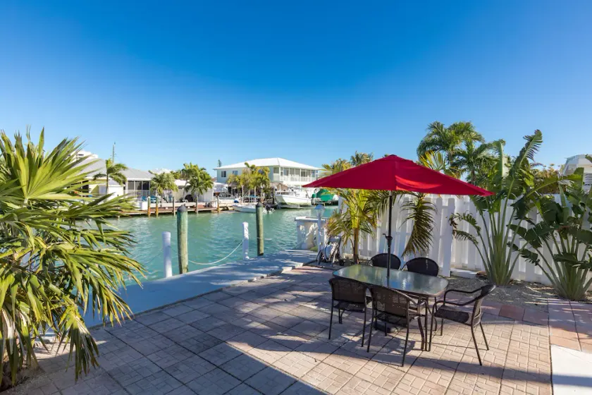 Neu renovierte Waterfront KCB Home 2/2 -30 ft Dock mit Pool und Zugang zum Strand - Image 1