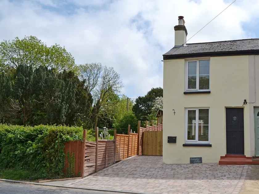2 bedroom accommodation in Porchfield, near Cowes - Image 1