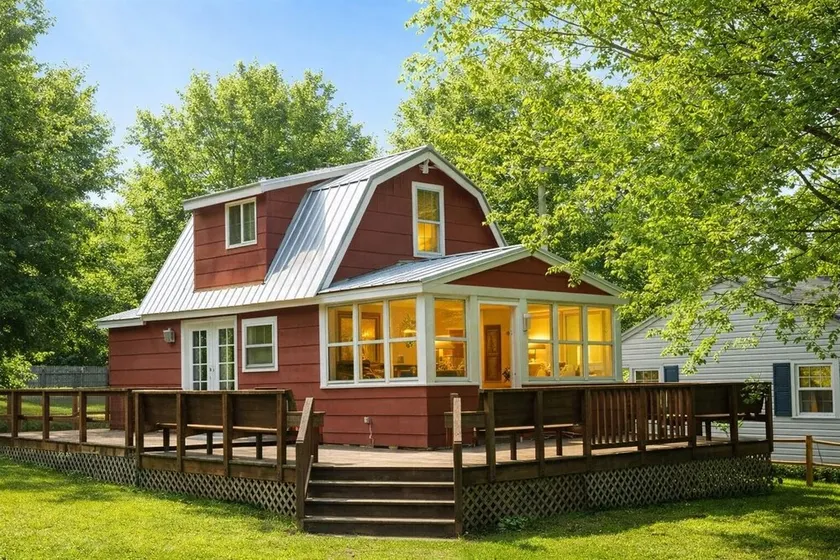 Darling cottage near entrance to Letchworth State Park  overlooking Silver Lake! - Image 1