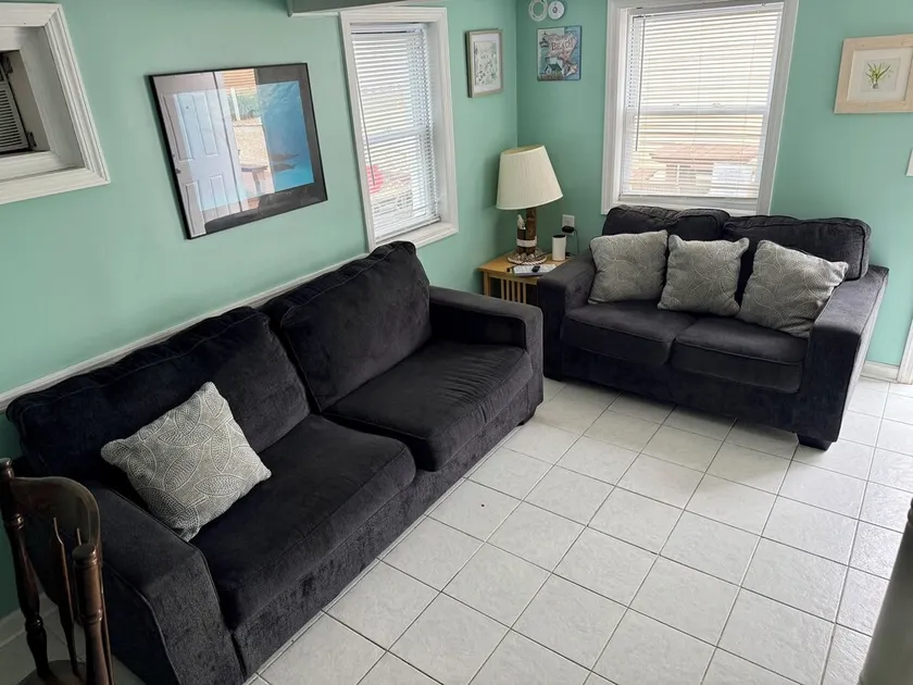 Relaxing Ocean Block Retreat - Unbeatable Location, Free Parking, Outdoor Shower - Image 1