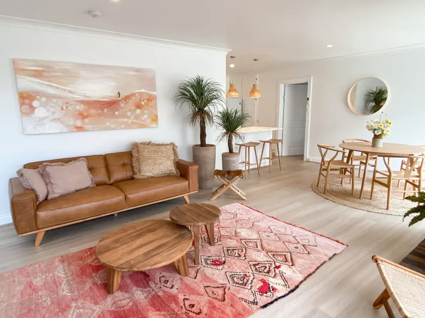 BASK - Great Location. 100m from cafes & shops. 150m from beach! - Image 1