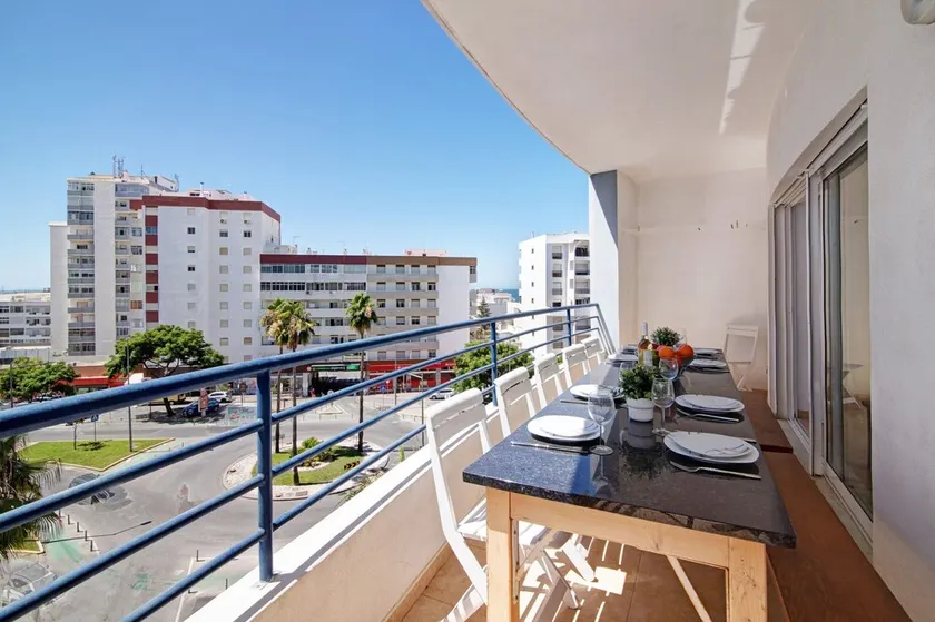 Appartamento 'Quarteira Beach II' con Balcone, Wi-Fi e Aria Condizionata - Image 1