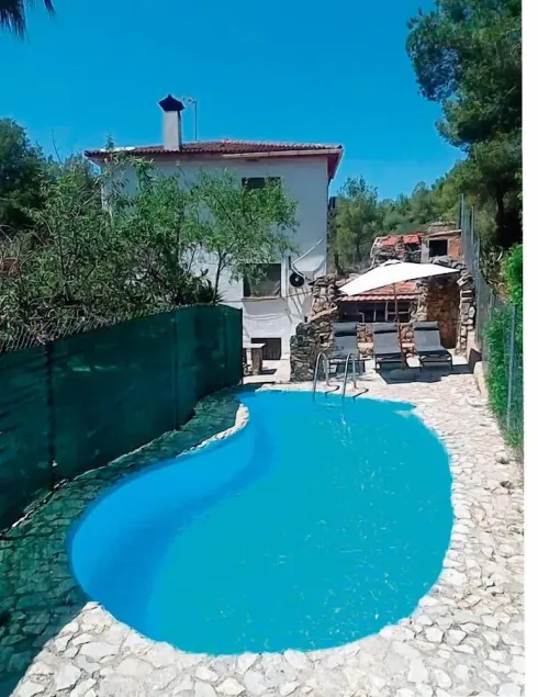 IDEAL HOUSE FOR FAMILIES WITH CHILDREN AND PETS - Image 1