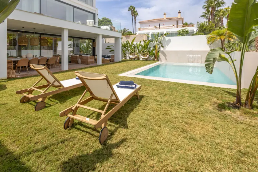 Luxuriöse Villa mit privatem Außen- und Innenschwimmbad - Image 1
