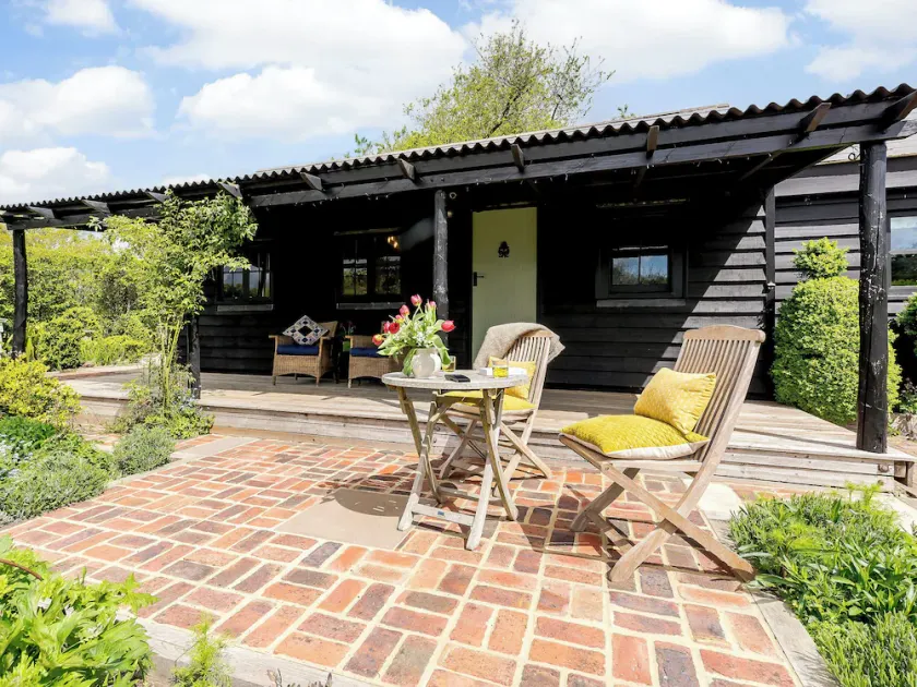1 bedroom accommodation in Ashford - Image 1