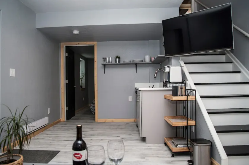 Modern, Secluded separate entrance getaway in Roxborough - Image 1