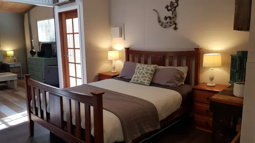 Adorable Guest House with fireplace in forest setting. One or two Queen Beds. - Image 1