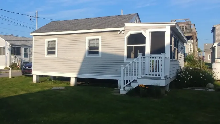 Breakwater Village, Coastal Cottage w/access to a private beach - Image 1