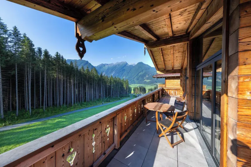 Luxury Chalet with Ski Access - Image 1