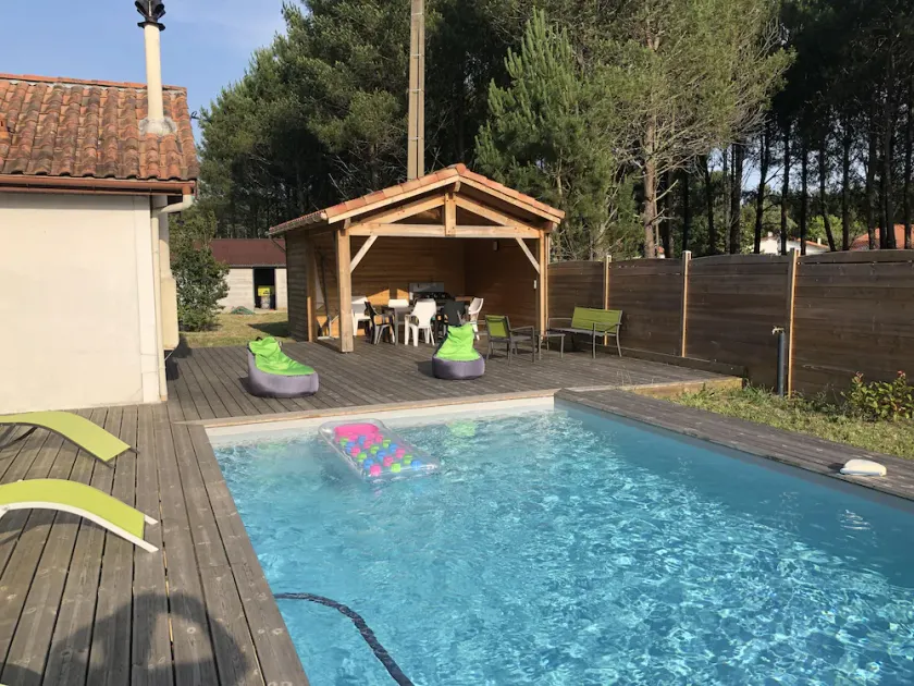 HUS MED PRIVAT POOL OCH STOR TRÄRSTRÄCK NÄR LEON CENTER - Image 1