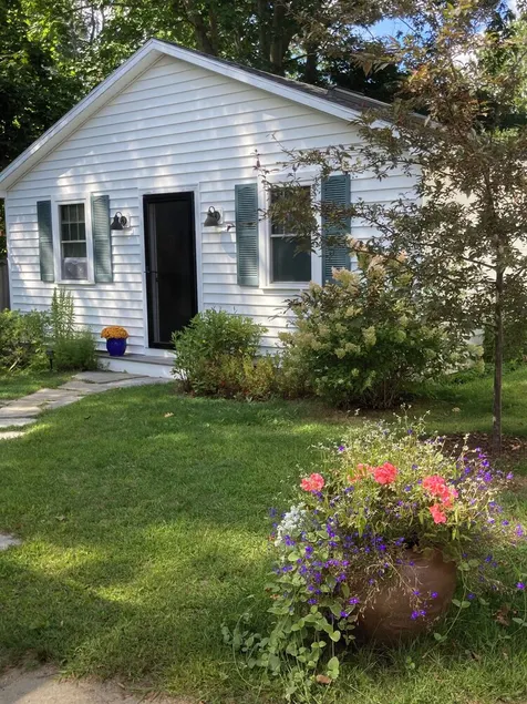Lovely tranquil in-town cottage - Image 1