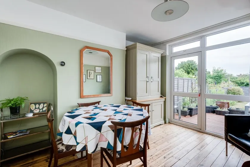 Cheerfull 3-Bedroom Home with parking & garden - Image 1