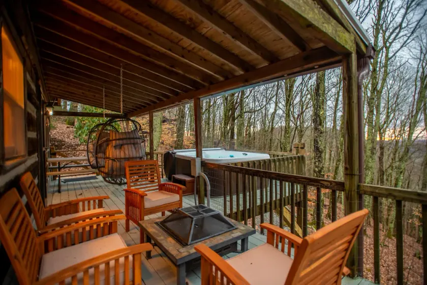Serene Mtn cabin, views, hot tub, skiing, hiking, close to Asheville  - Image 1