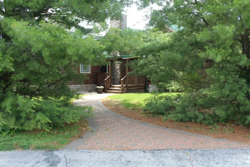 Rustic Log Cabin Escape: Minutes from Wedding Venues & KC Metro! - Image 1