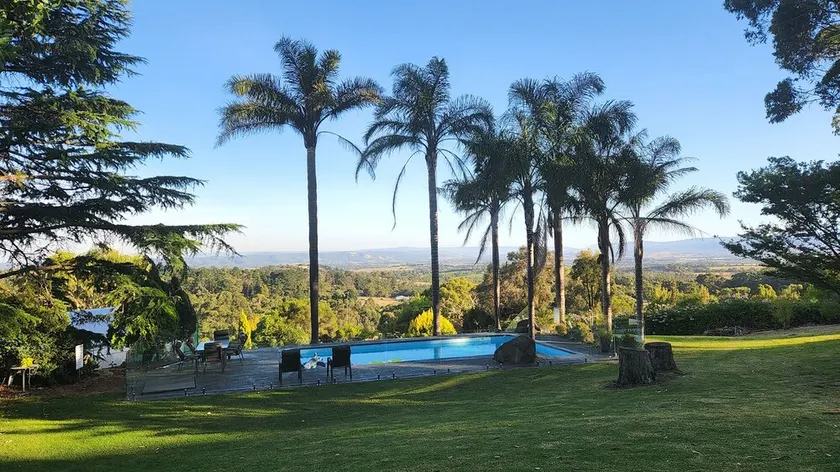 Yarra Valley Views ist ein renoviertes Haus aus den 1970er Jahren in Lilydale - Image 1