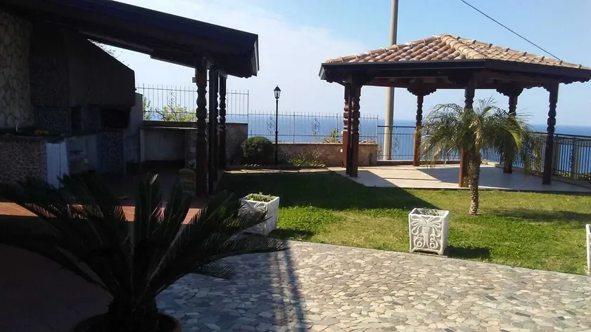 Casa con jardín, cenador, barbacoa, horno de pizza, y una vista de Isola Cirella - Image 1