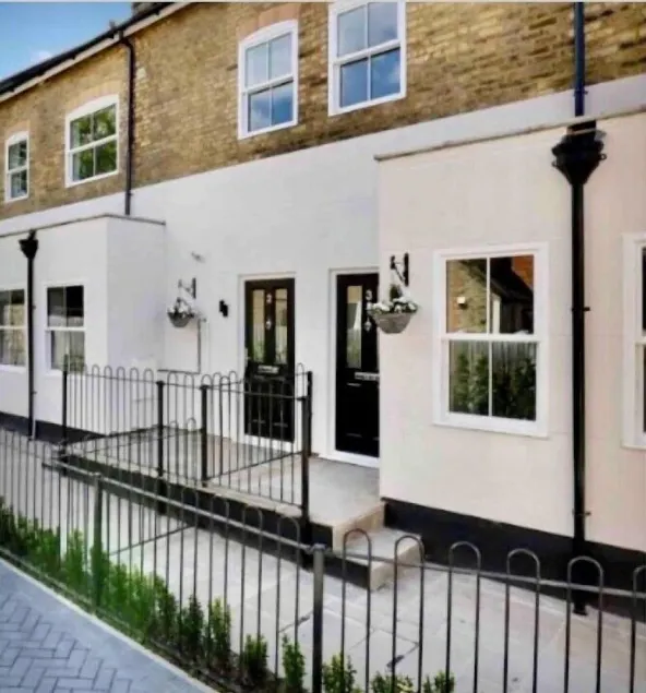 HOUSE IN PRIVATE MEWS, FREE PARKING. STATION 2 MIN WALK TRAINS 25 MIN TO LONDON - Image 1