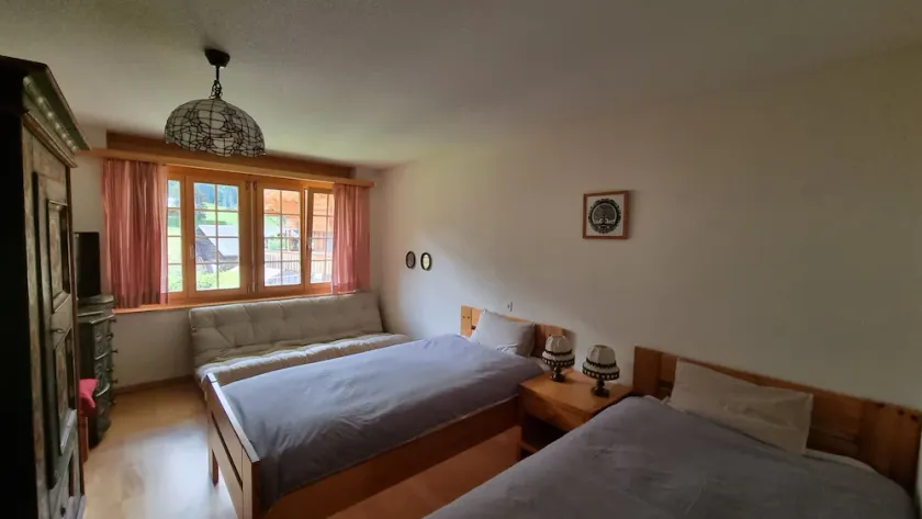 Room with extra-large double-bed, cable TV, private bathroom, organic breakfast, - Image 1