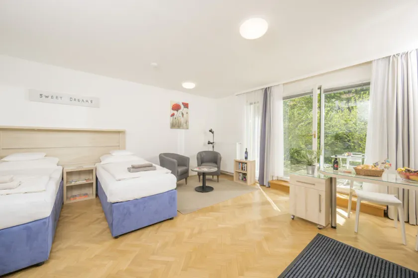 Studio apartment with garden - Image 1