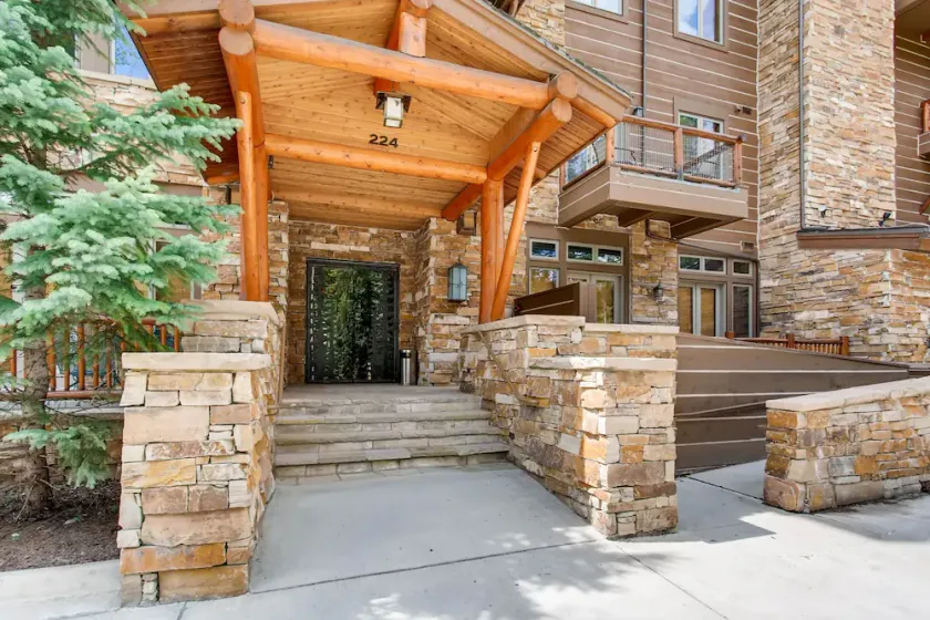Luxury 3br Ski In-out /firepit, Pool, Sauna 3 Bedroom Condo by RedAwning - Image 1