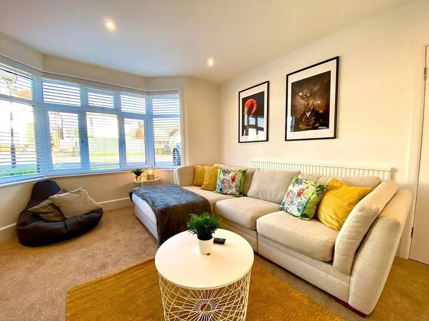 Spacious 3 Bedroom Poole House - Image 1