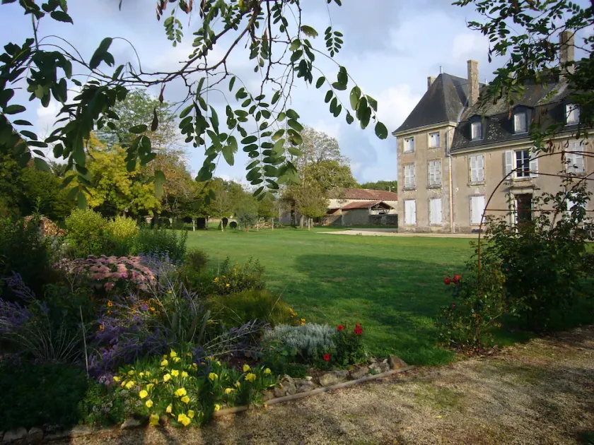 Quiet Gite In Château Grounds in Rural Charente, With Pool And Access To Park - Image 1