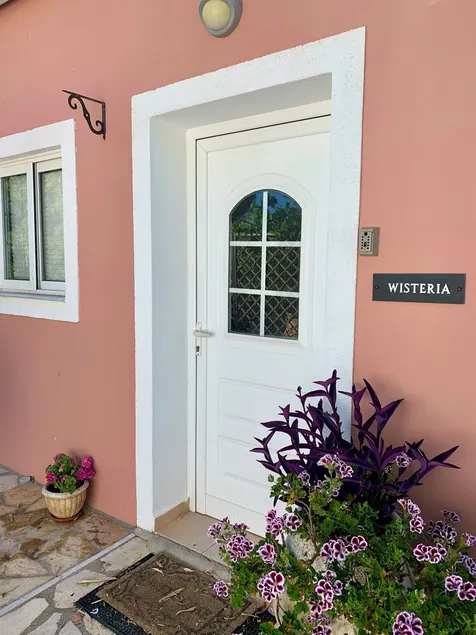 Charming Villa with Garden, 10-Min Walk to St. George Beach, Close to Amenities - Image 1