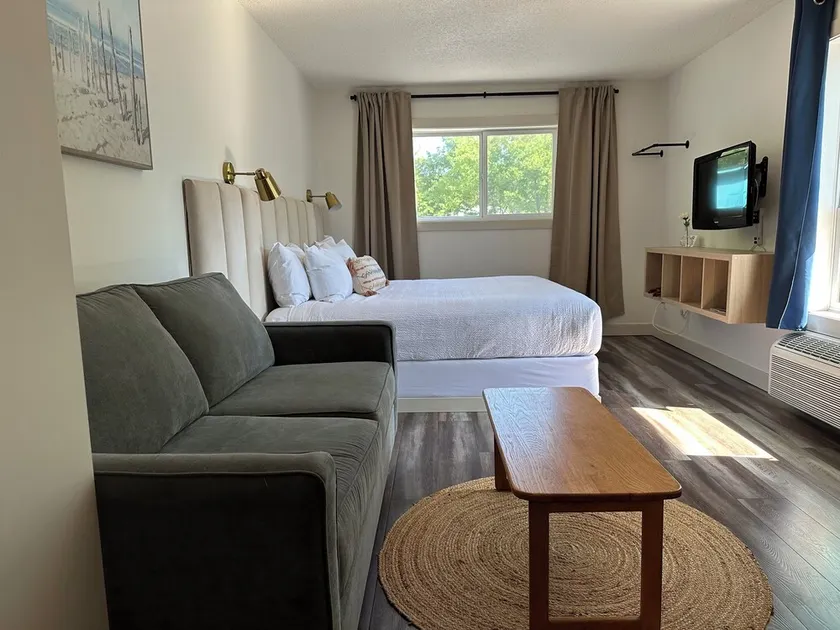 Boutique motel with private beach access & full kitchen - Image 1