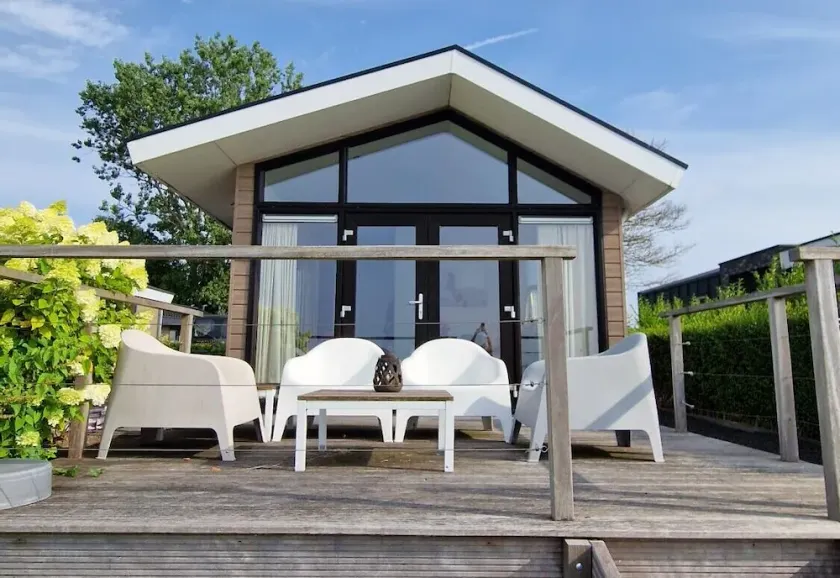 Chalet situé au bord de l'eau avec terrasse - Image 1
