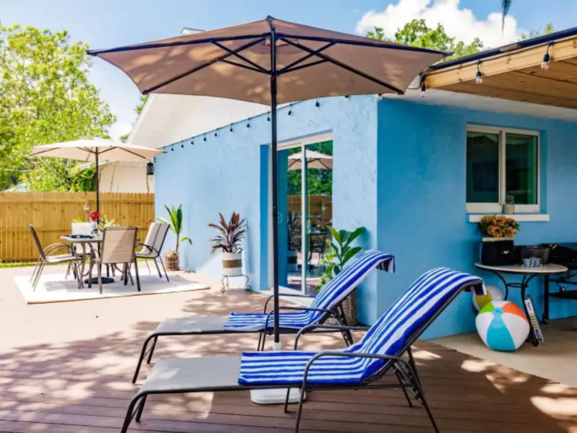 HAPPY FUN  BLUE HOUSE for 8 people kids, pets friendly, 3 miles from the  beach🏖️ - Image 1